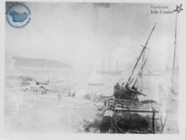 Personas tirando de un barco en tierra